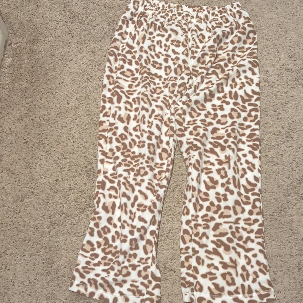 Dearfoams Black Top with Leopard Print Pajama Set - Picture 5 of 7